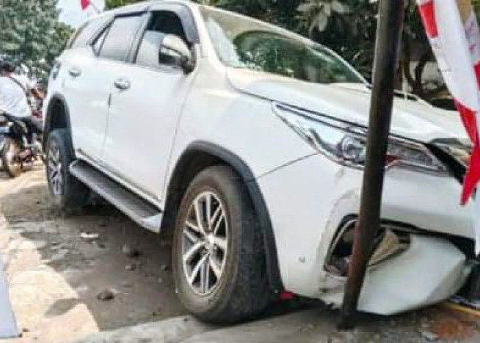 Pengemudi Mengantuk, Fortuner Tabrak Pagar Rumah di Jalan Raya Tapen Bondowoso