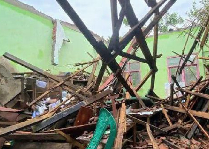 Rapuh Dimakan Usia, Atap Ruangan Perpustakaan SDN 2 Sumbersalam Bondowoso Ambruk