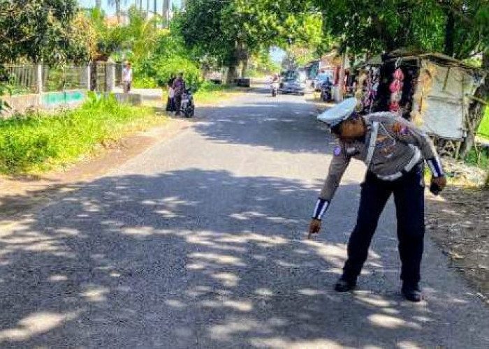 Ibu Rumah Tangga Kendarai Motor di Bondowoso Terjatuh Tewas Ditabrak Mobil