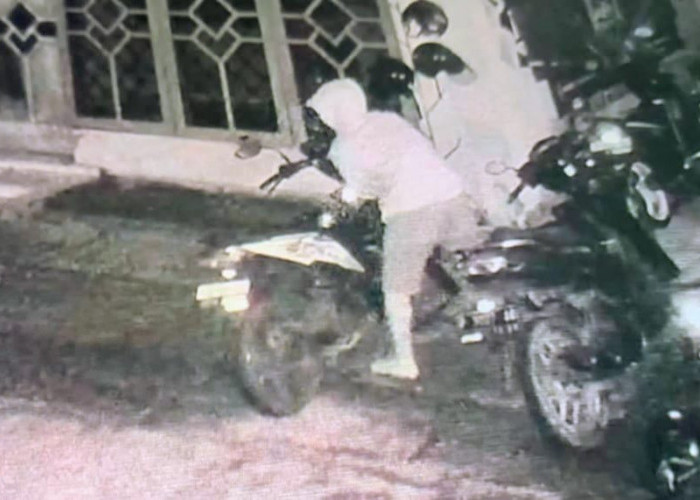 Dua Motor Penghuni Rumah Kos di Bondowoso Hilang Dicuri, Aksi Pelaku Terekam CCTV