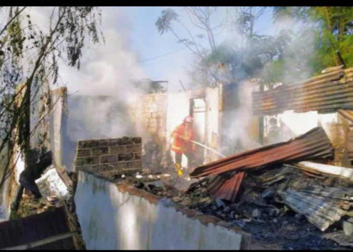 Ditinggal Nyekar Pemiliknya, Rumah di Asembagus Situbondo Ludes Terbakar