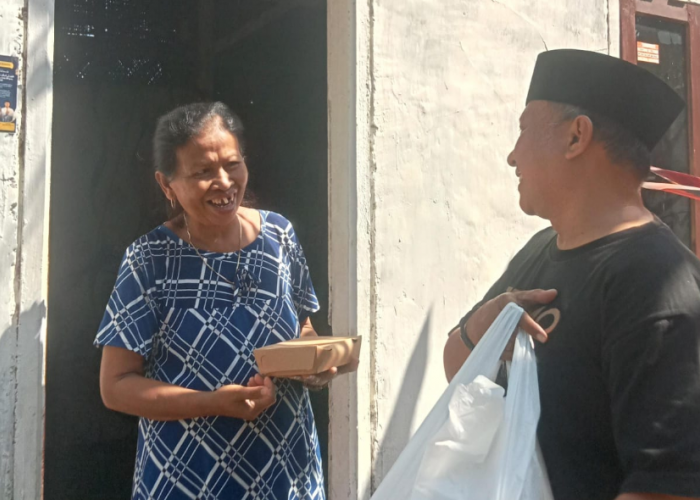 Warga Tidak Mampu dan Pelaku UMKM Ketiban Jumat Berkah Haji Charles