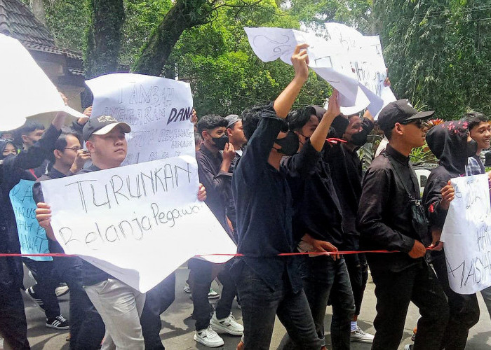 Mahasiswa Demo Bupati Bondowoso Soroti Komposisi APBD Tak Proporsional