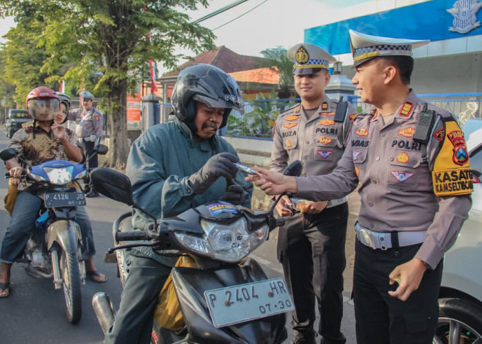 Operasi Patuh Semeru di Jember, Pelanggar Ditindak dan Tertib Lalu Lintas Dapat Cokelat