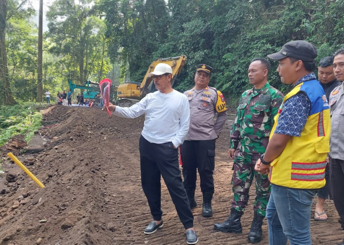 Selain Tinjau Longsor, Wabup Djoko Hadiri Selamatan Jalur Gumitir yang Diperbaiki