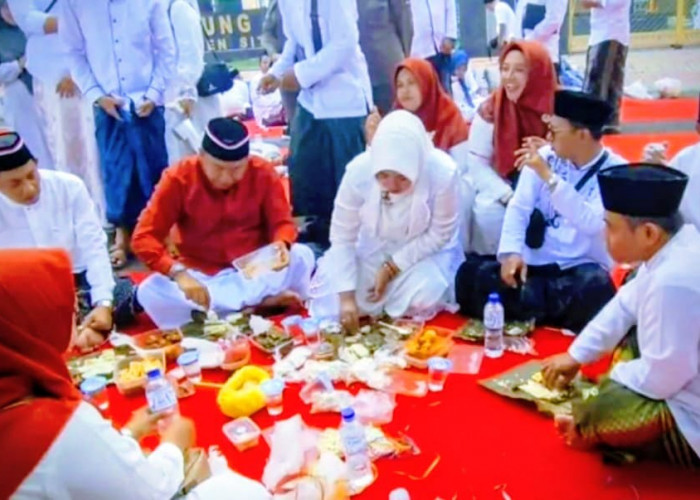 HSN 2025, Bupati dan Forkopimda Situbondo Bersama Santri Makan Nasi Tabheg di Alun-alun