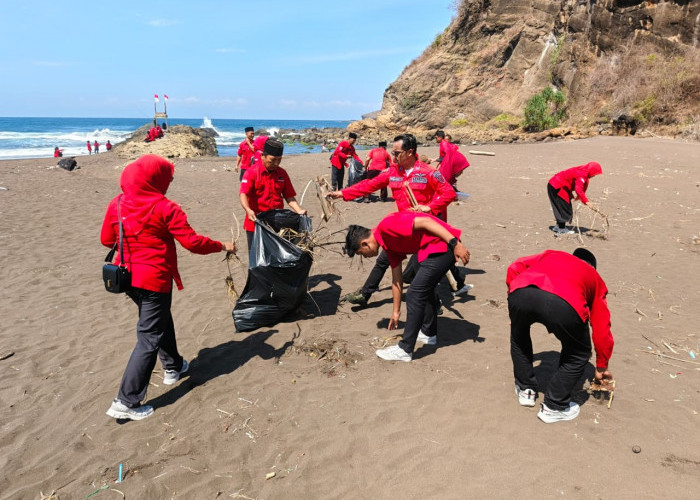 17 Agustus 2025 Ratusan Kader PDI Perjuangan Bersihkan Pantai, Menganut Ajaran Bung Karno