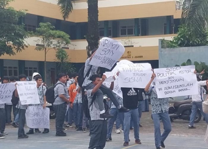 Guru dan Murid SMA Muhammadiyah 3 Jember Protes Pelantikan Kasek