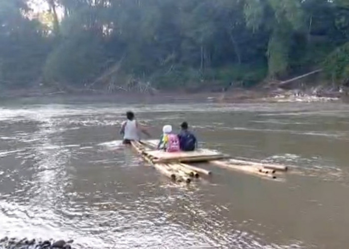 Jembatan Penghubung Putus, Siswa di Jember ke Sekolah Naik Rakit