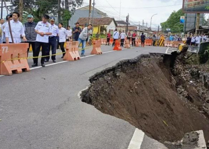 Tinjau Jembatan Ambrol di Bondowoso, Wagub Emil Dardak Pastikan Pembangunan Jembatan Baru Dipercepat 