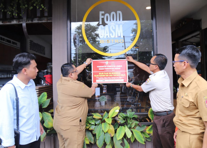 Akibat Nunggak Pajak, Bapenda Jember Segel Tiga Tempat Usaha