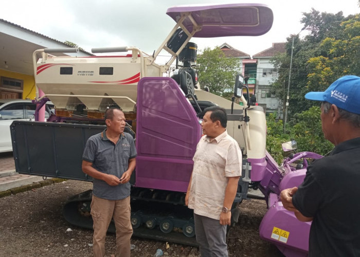 Dukung Program Ketahanan Pangan Presiden Prabowo, Anggota DPRD Jatim Serahkan Combine ke Petani