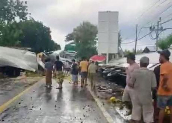 Dua Truk Boks Adu Banteng di Jalur Pantura Situbondo, Tiga Orang Alami Luka 