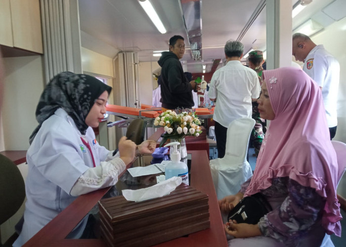 Ratusan Orang Sekitar Stasiun Ledokombo Jember Periksa Kesehatan di Rail Clinik