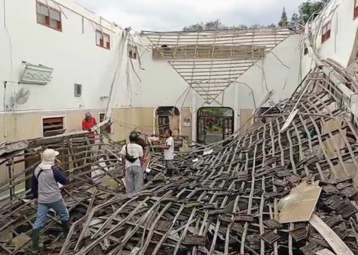 Dipicu Hujan Deras dan Faktor Usia, Atap Gedung Serbaguna GKJW Bondowoso Ambruk