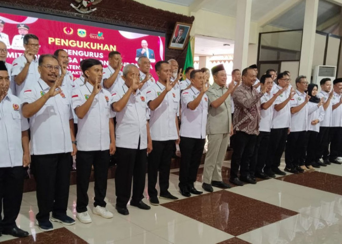 Ketua KONI Jatim Kukuhkan 29 Pengurus KONI Bondowoso 2025-2029, Ini Harapan Bupati Hamid