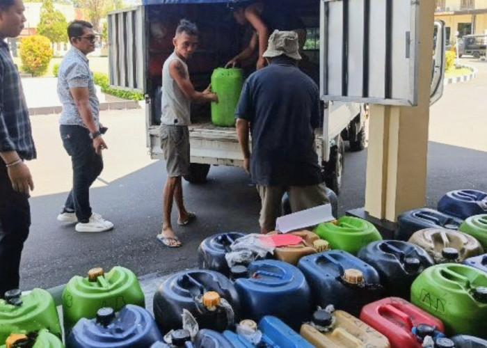 Kedapatan Timbun Satu Ton BBM Pertalite, Dua Warga Bondowoso Ditangkap Polisi 