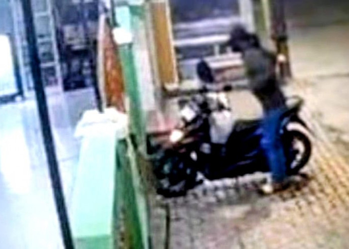 Maling Gondol Motor di Masjid Banyuglugur Situbondo Terekam CCTV