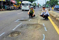 Banyak Jalan Rusak, Polisi Imbau Pengendara Lebih Waspada Lewat Pantura Situbondo