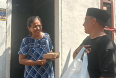 Warga Tidak Mampu dan Pelaku UMKM Ketiban Jumat Berkah Haji Charles