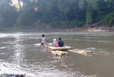 Jembatan Penghubung Putus, Siswa di Jember ke Sekolah Naik Rakit