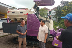 Dukung Program Ketahanan Pangan Presiden Prabowo, Anggota DPRD Jatim Serahkan Combine ke Petani