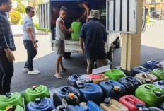 Kedapatan Timbun Satu Ton BBM Pertalite, Dua Warga Bondowoso Ditangkap Polisi 